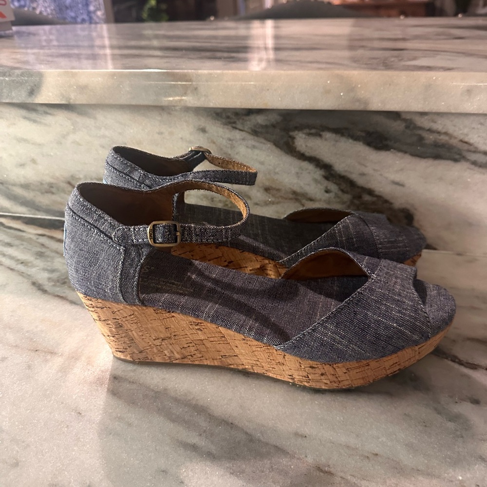 Tom’s Size 8 Women’s Blue Denim‎ Cork Wedge Strappy Peep Toe Sandals - Picture 10 of 11